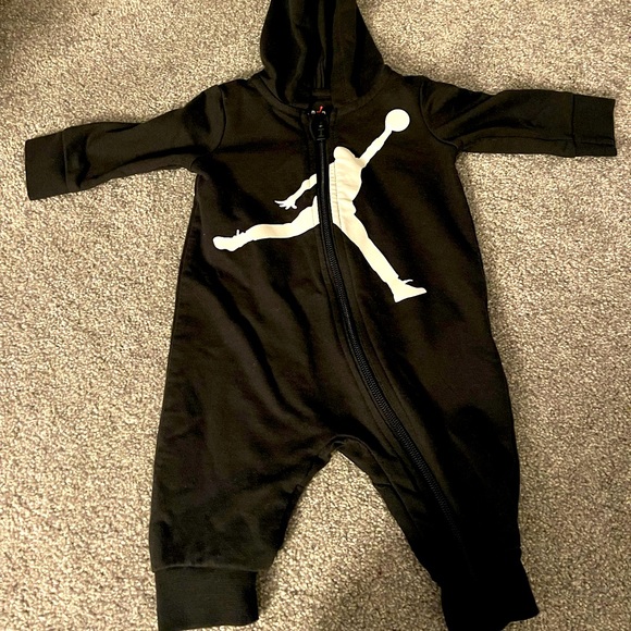 LIKE- NEW JORDAN JUMPMAN ZIPUP 3MON - Picture 1 of 2